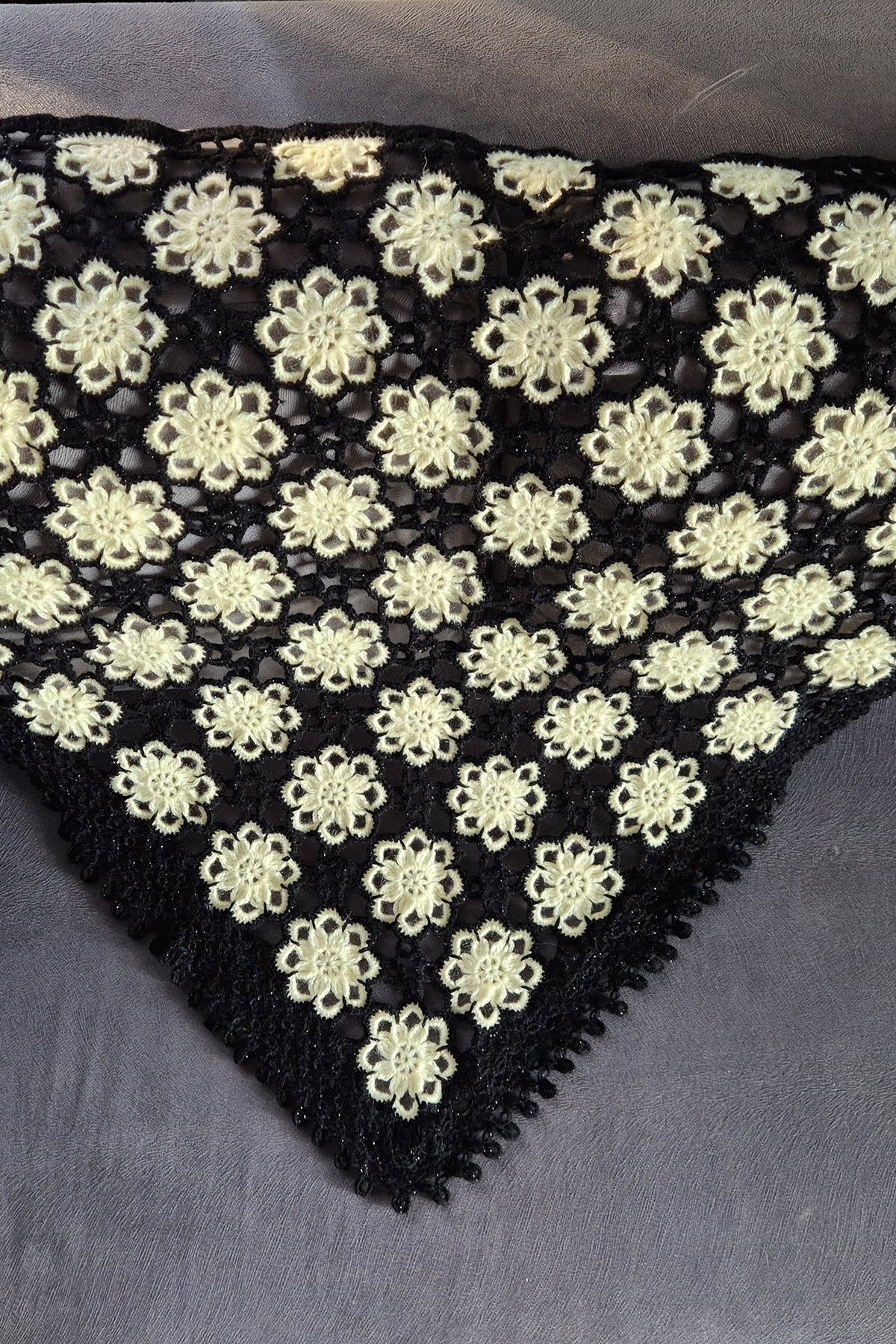 Krem Rengi Çiçekli Siyah Şal