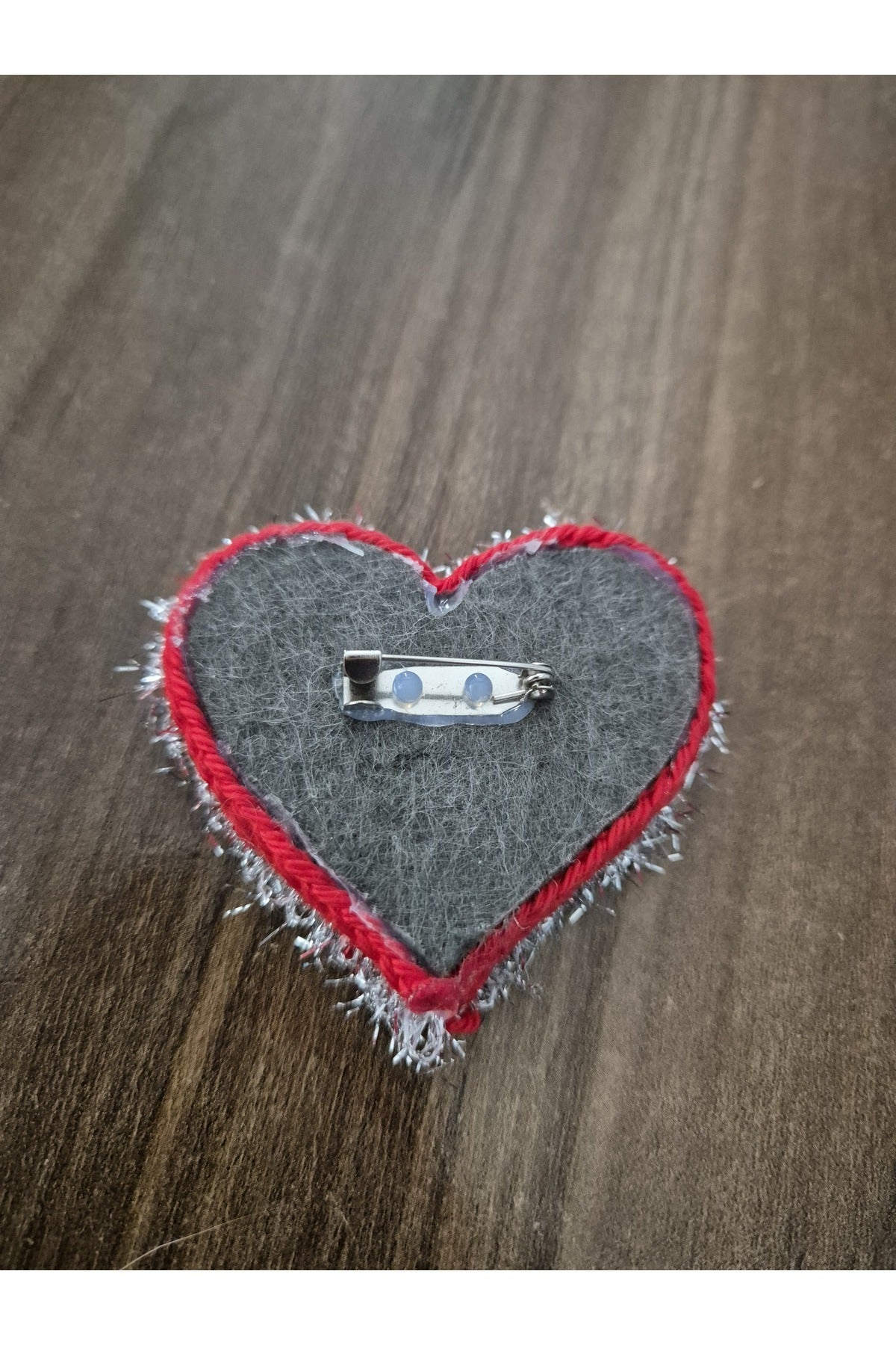 KIRMIZI KALPLİ PUNCH İŞİ YAKA İĞNESİ