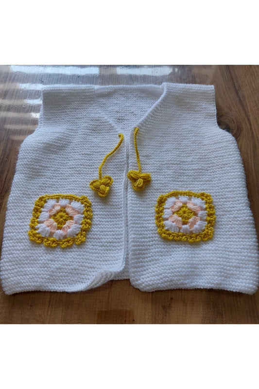 Beyaz Sarı Cepli El Örmesi Bebek Yeleği