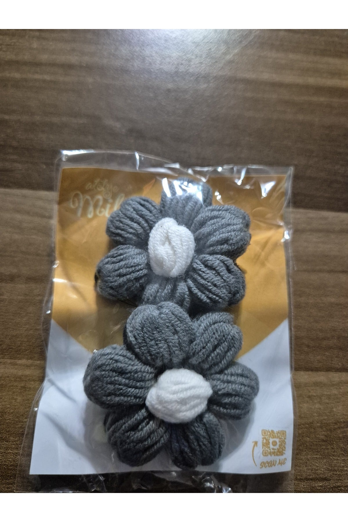 GRİ- BEYAZ PAPATYA ÖRGÜ TOKA