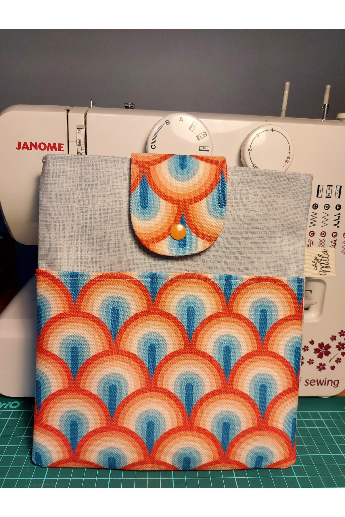 Gökkuşağı Desenli Kitap Kılıfı