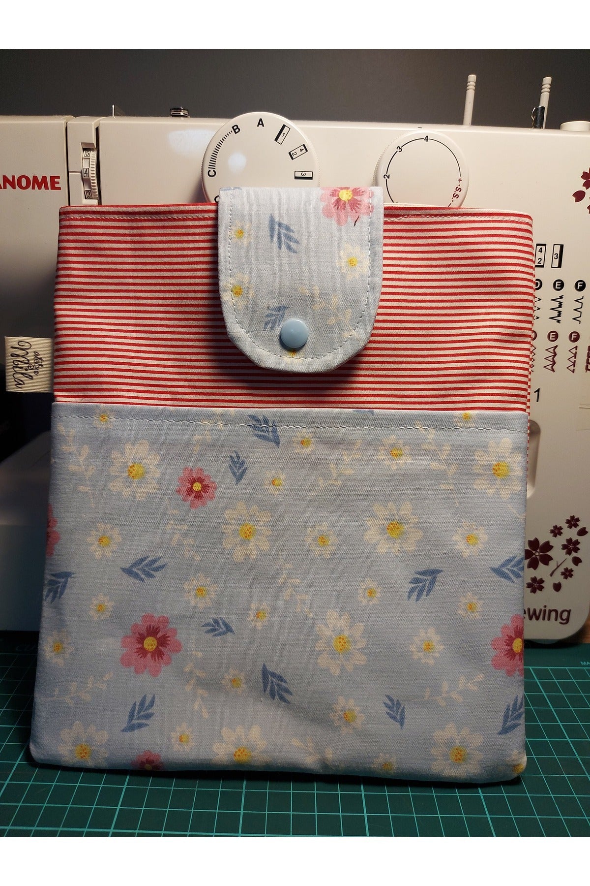 Mavili Çiçekli Kitap Kılıfı