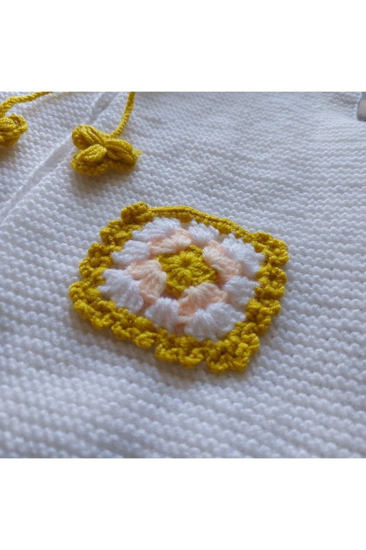 Beyaz Sarı Cepli El Örmesi Bebek Yeleği