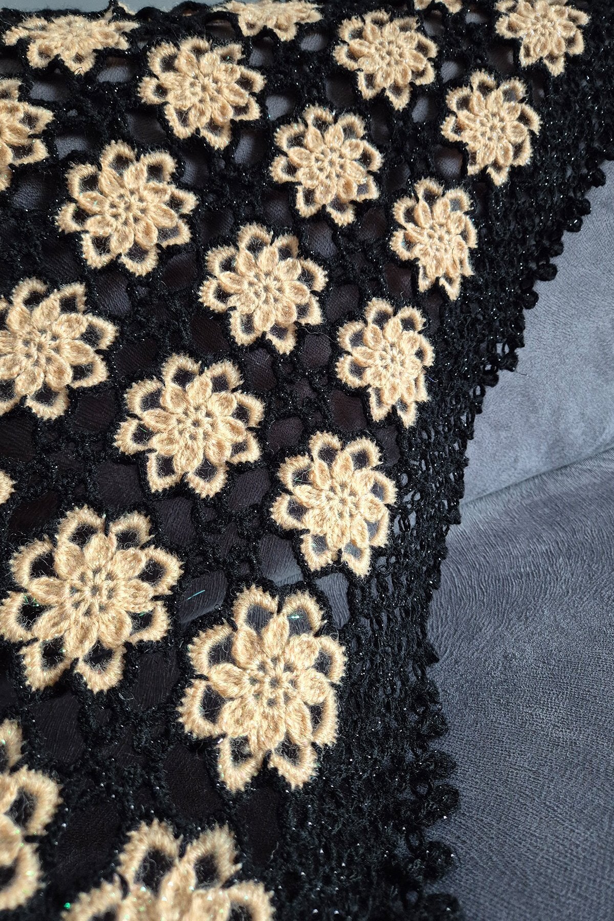 Kahverengi Çiçekli Siyah Şal