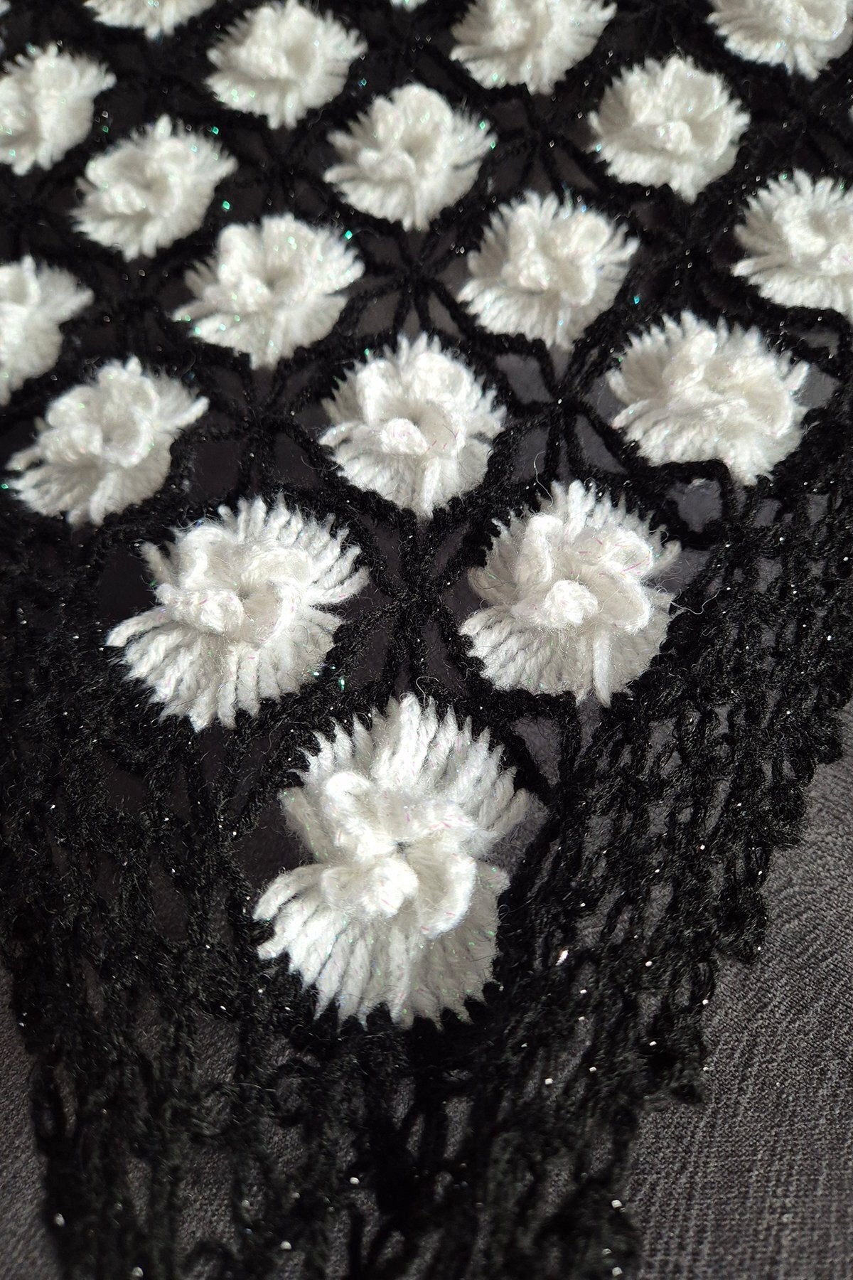 Beyaz Pıtırcık Çiçekli Siyah Şal