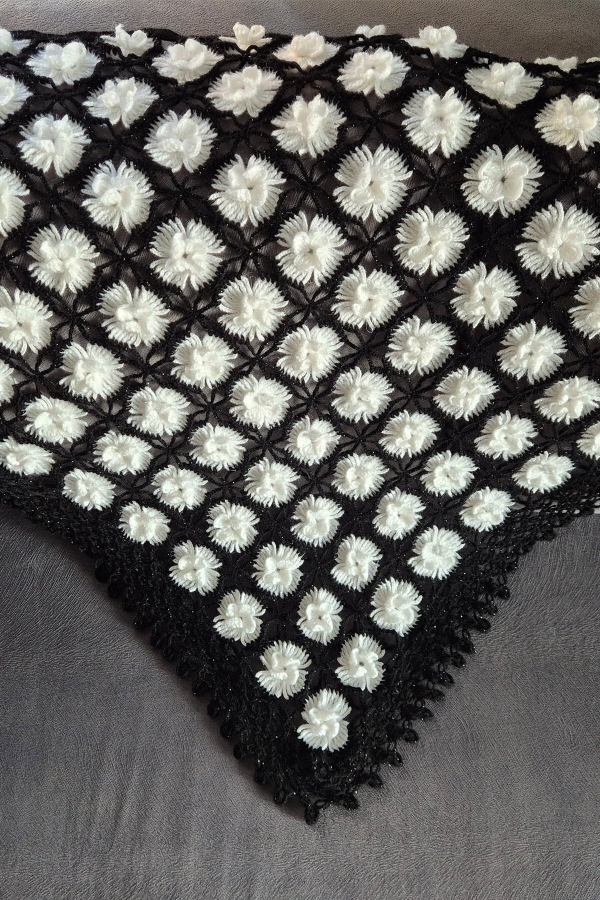 Beyaz Pıtırcık Çiçekli Siyah Şal