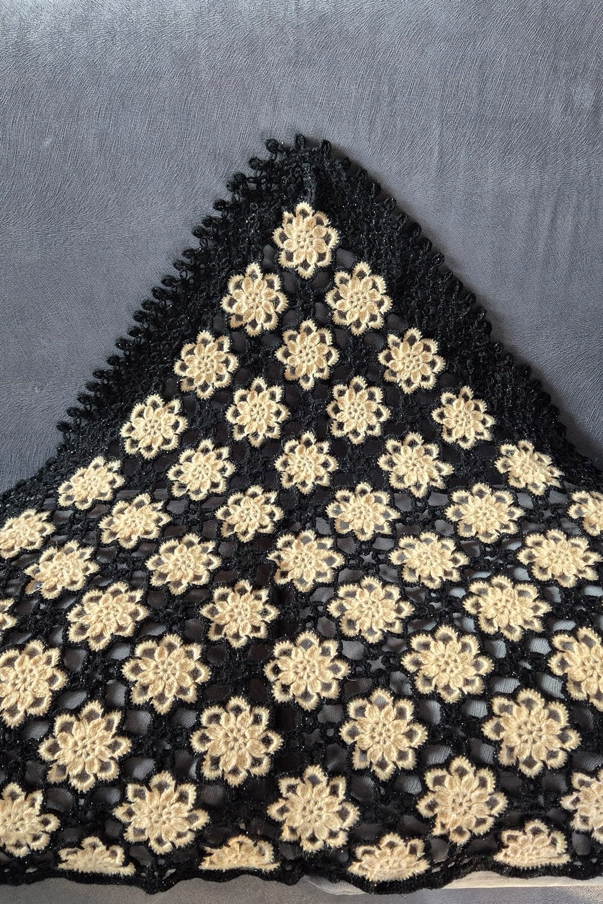 Kahverengi Çiçekli Siyah Şal