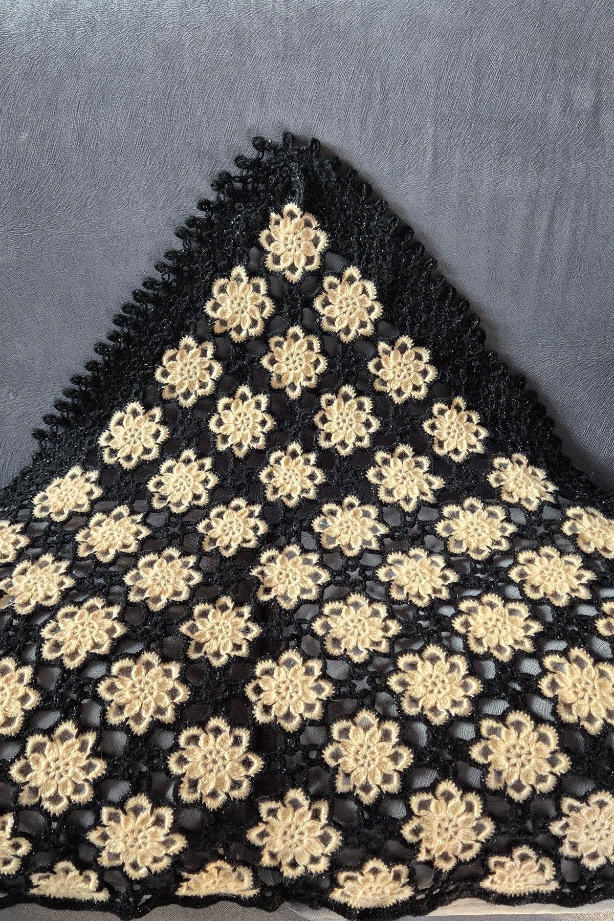 Kahverengi Çiçekli Siyah Şal