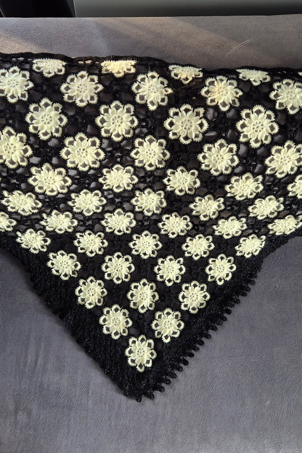 Krem Rengi Çiçekli Siyah Şal
