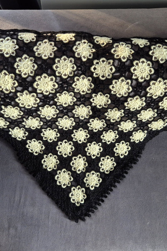 Krem Rengi Çiçekli Siyah Şal