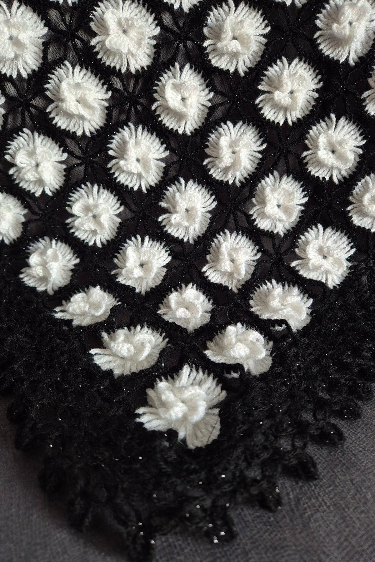 Beyaz Pıtırcık Çiçekli Siyah Şal