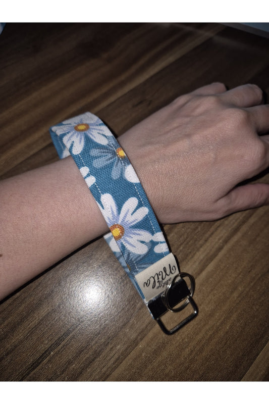 BEYAZ ÇİÇEKLİ YEŞİL KUMAŞ ANAHTARLIK