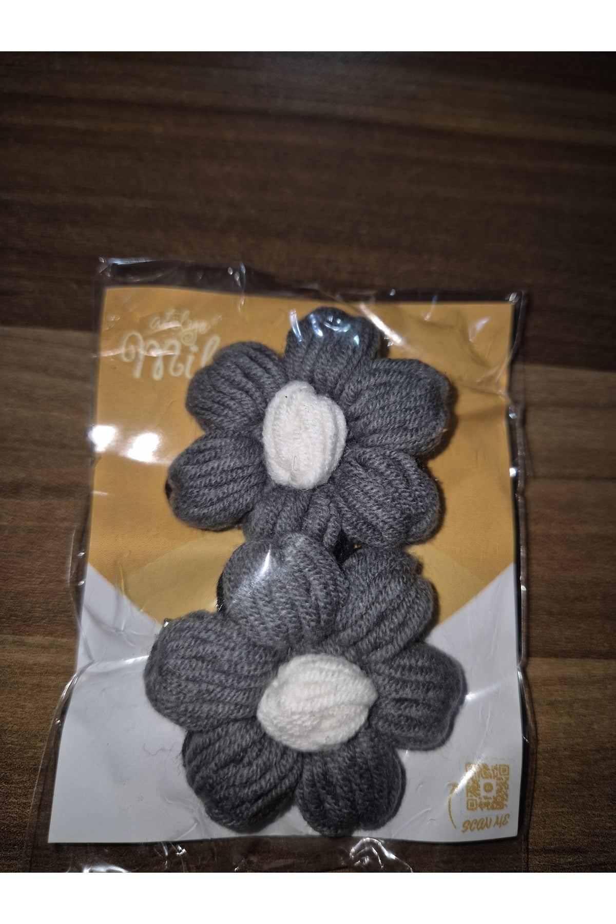 GRİ- BEYAZ PAPATYA ÖRGÜ TOKA