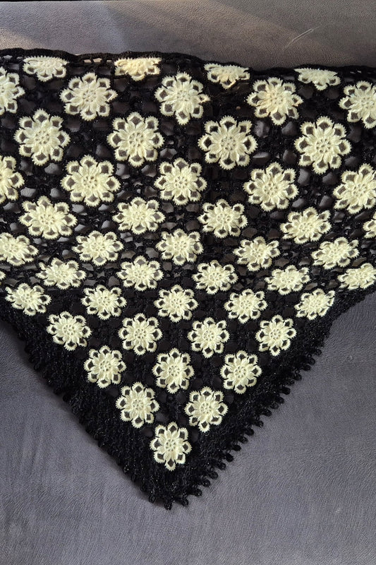 Krem Rengi Çiçekli Siyah Şal