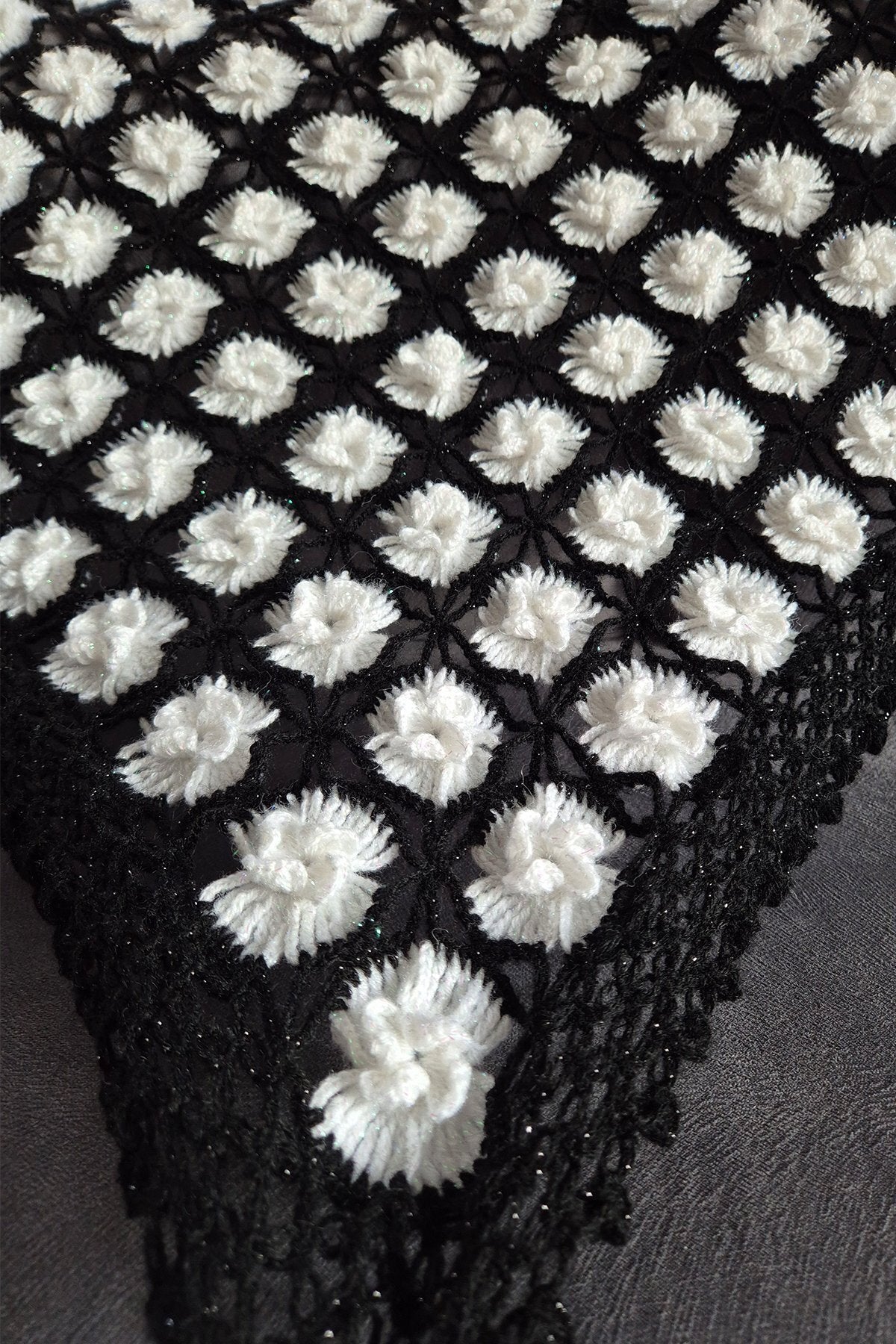 Beyaz Pıtırcık Çiçekli Siyah Şal