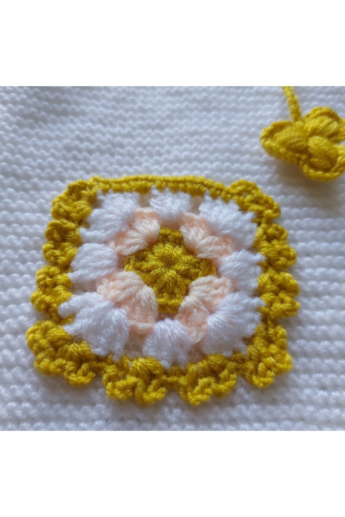 Beyaz Sarı Cepli El Örmesi Bebek Yeleği