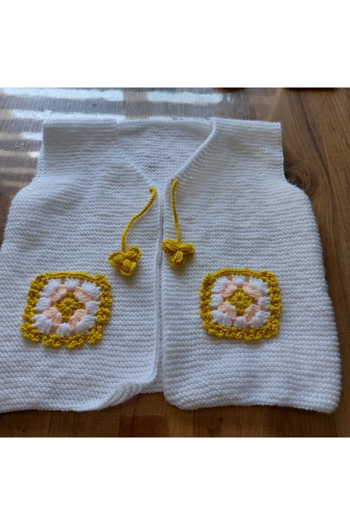 Beyaz Sarı Cepli El Örmesi Bebek Yeleği